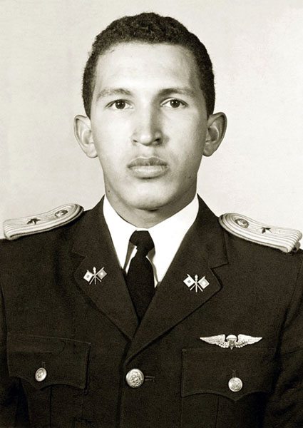 Hugo Chávez antes de se formar tenente da academia militar em Caracas, em 1975.