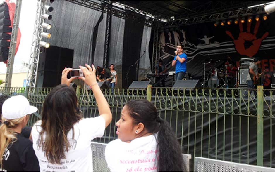 Jovens fotografam músicos no Festival Summer Beats em Vinhedo (Foto: Priscila Nascimento/G1)