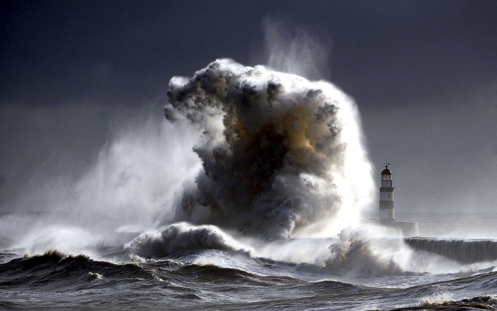 Mar agitado e força do vento geram ondas gigantes na costa de Seaham, no nordeste da Inglaterra. O país se prepara com as previsões de fortes nevascas e ventanias para os próximos dias.