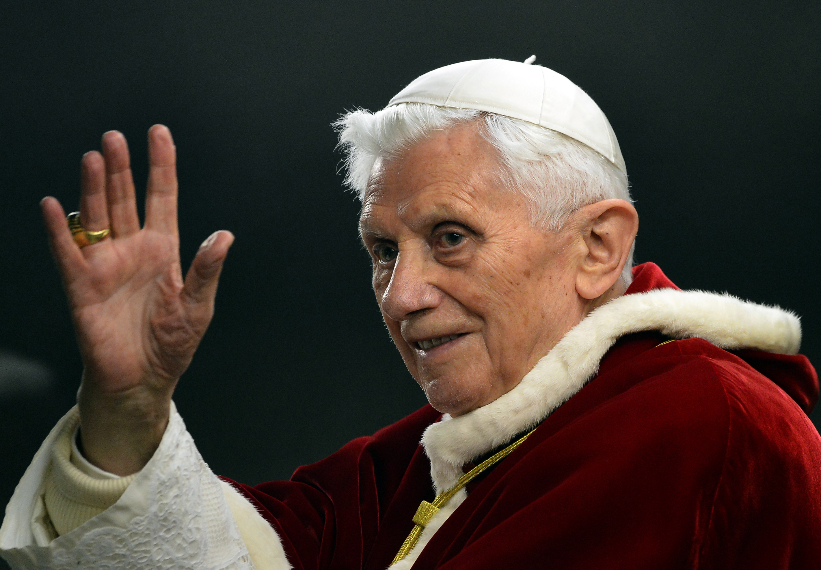 Papa Bento XVI acena para a praça São Pedro, no Vaticano, em 29 de dezembro de 2012