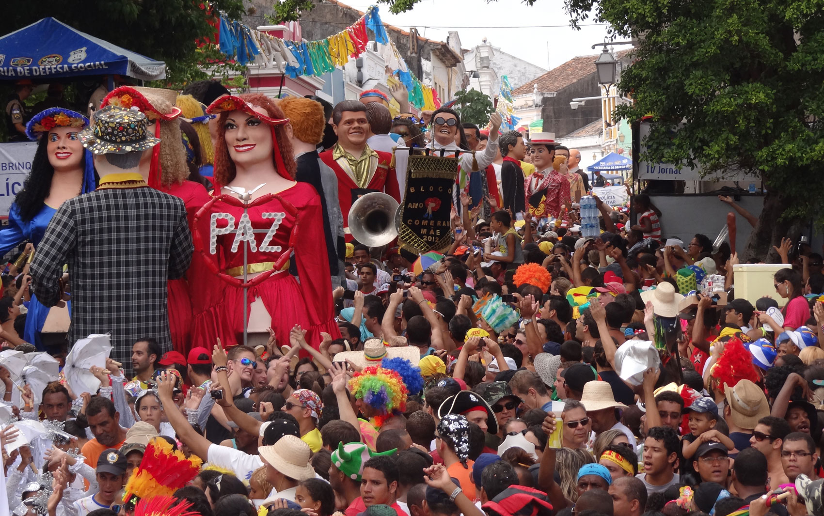 Bonecos gigantes passaram pela Prefeitura de Olinda; foliões acompanharam desfile