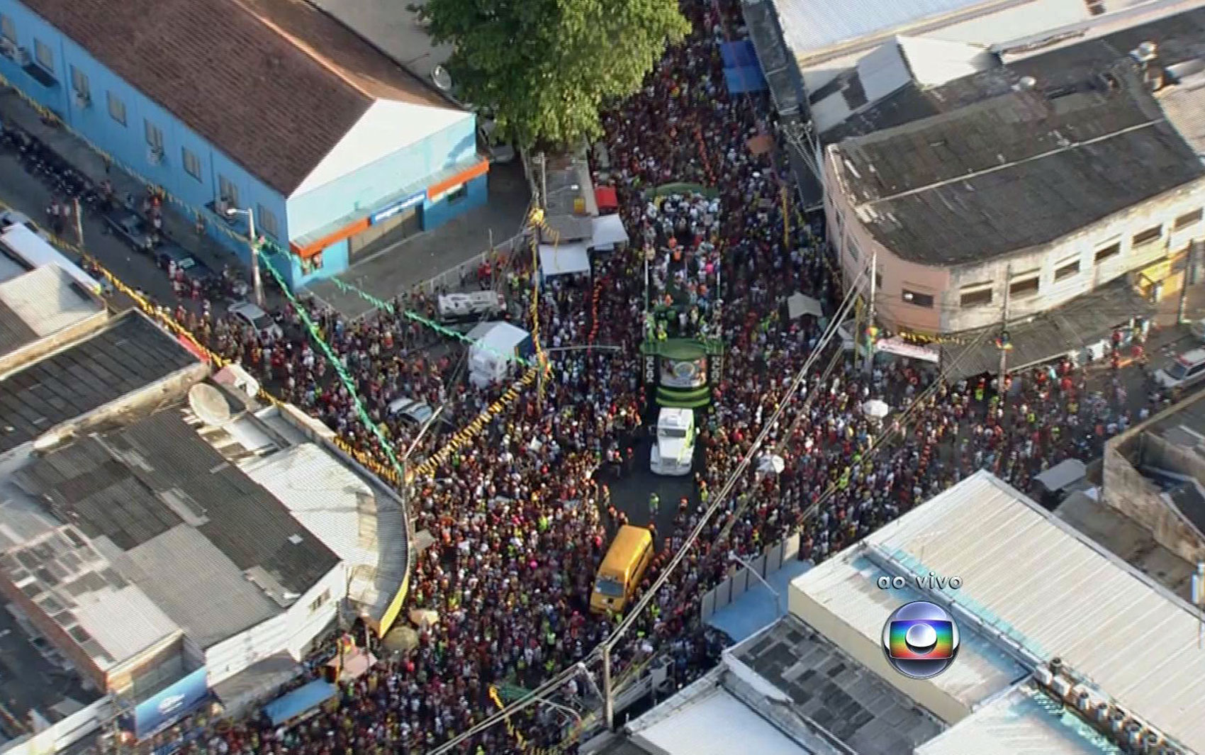 Bloco 'Os Irresponsáveis' se concentra na Rua do Machado e toma ruas de Água Fria, no Recife