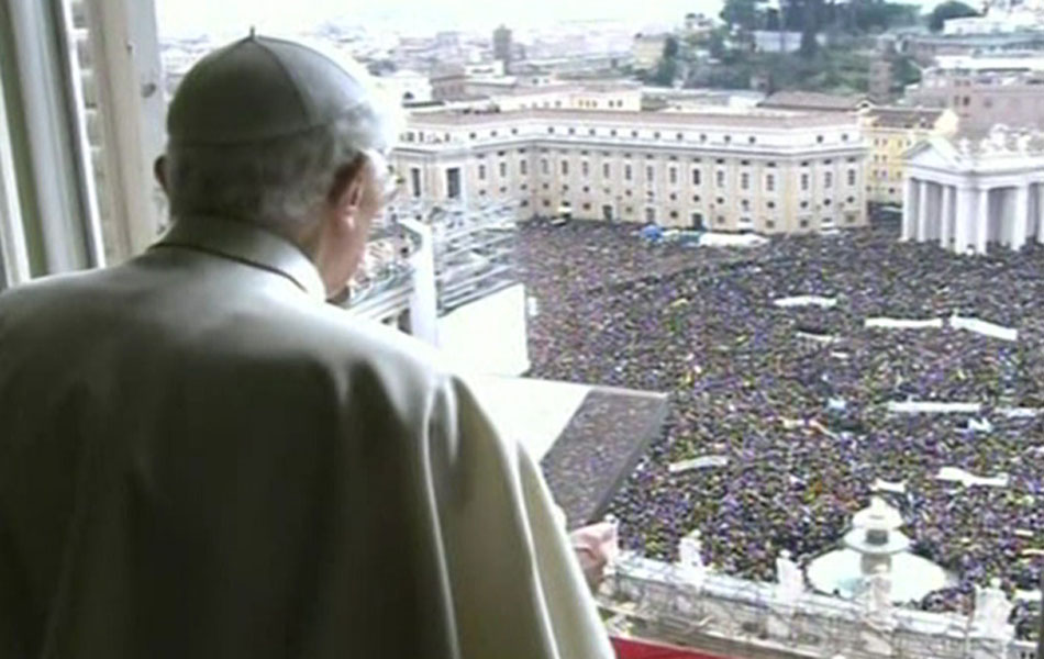 O Papa Bento XVI durante a oração do Ângelus neste domingo (24), no Vaticano