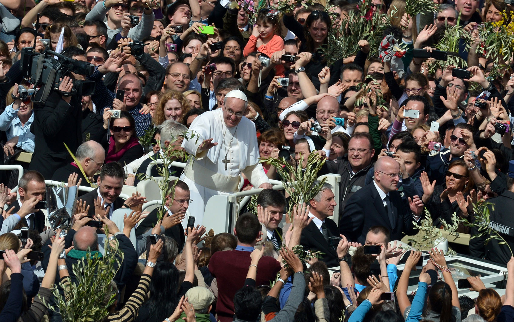 Multidão recebe papa Francisco no Vaticano para o Domingo de Ramos
