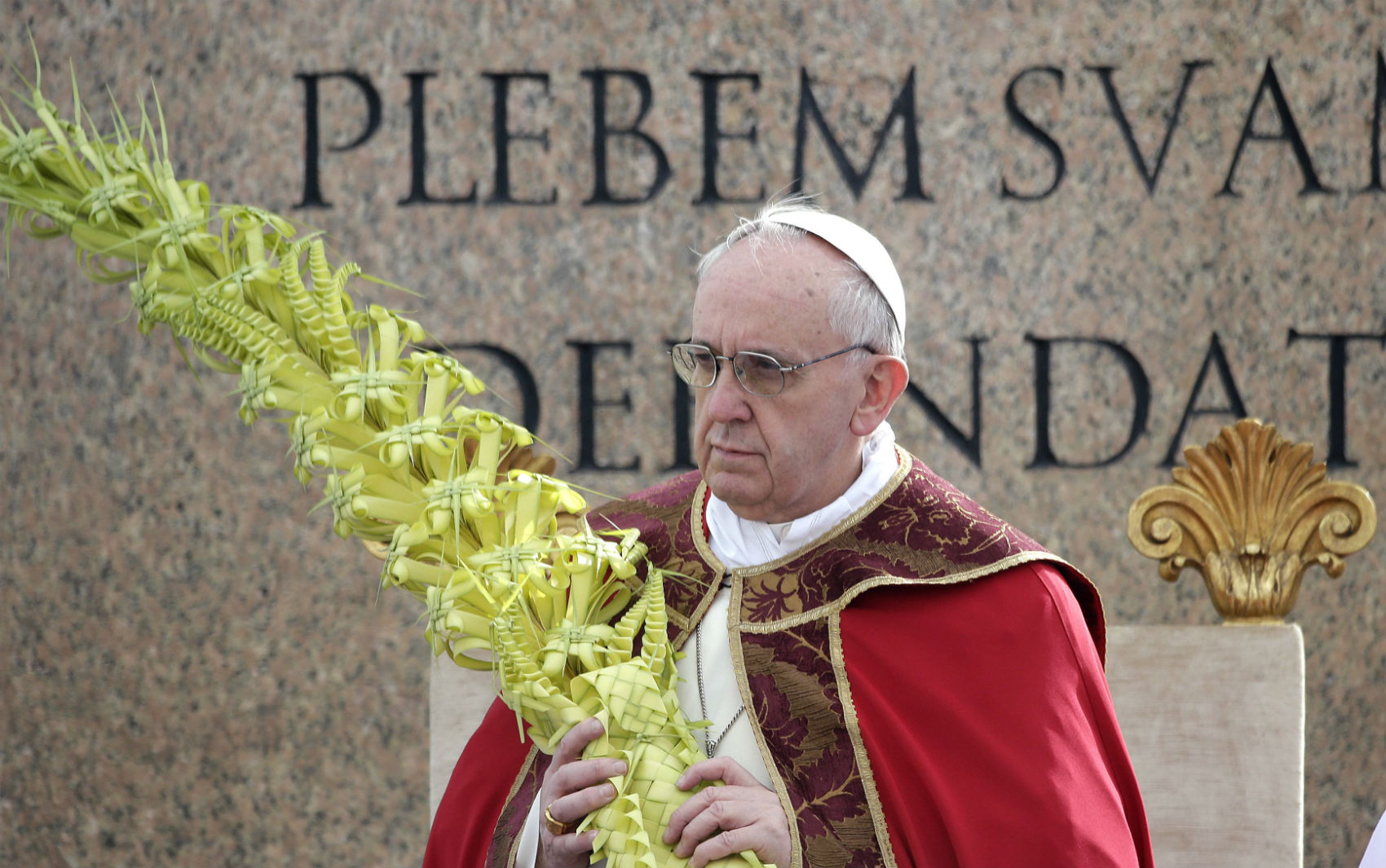 Papa Francisco segura ramo durante as celebrações de Domingo de Ramos, no Vaticano.