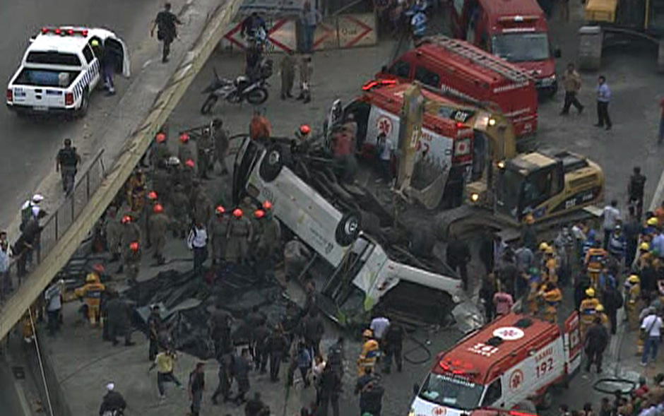 Ônibus caiu de um viaduto no Rio de Janeiro na tarde desta terça (02)