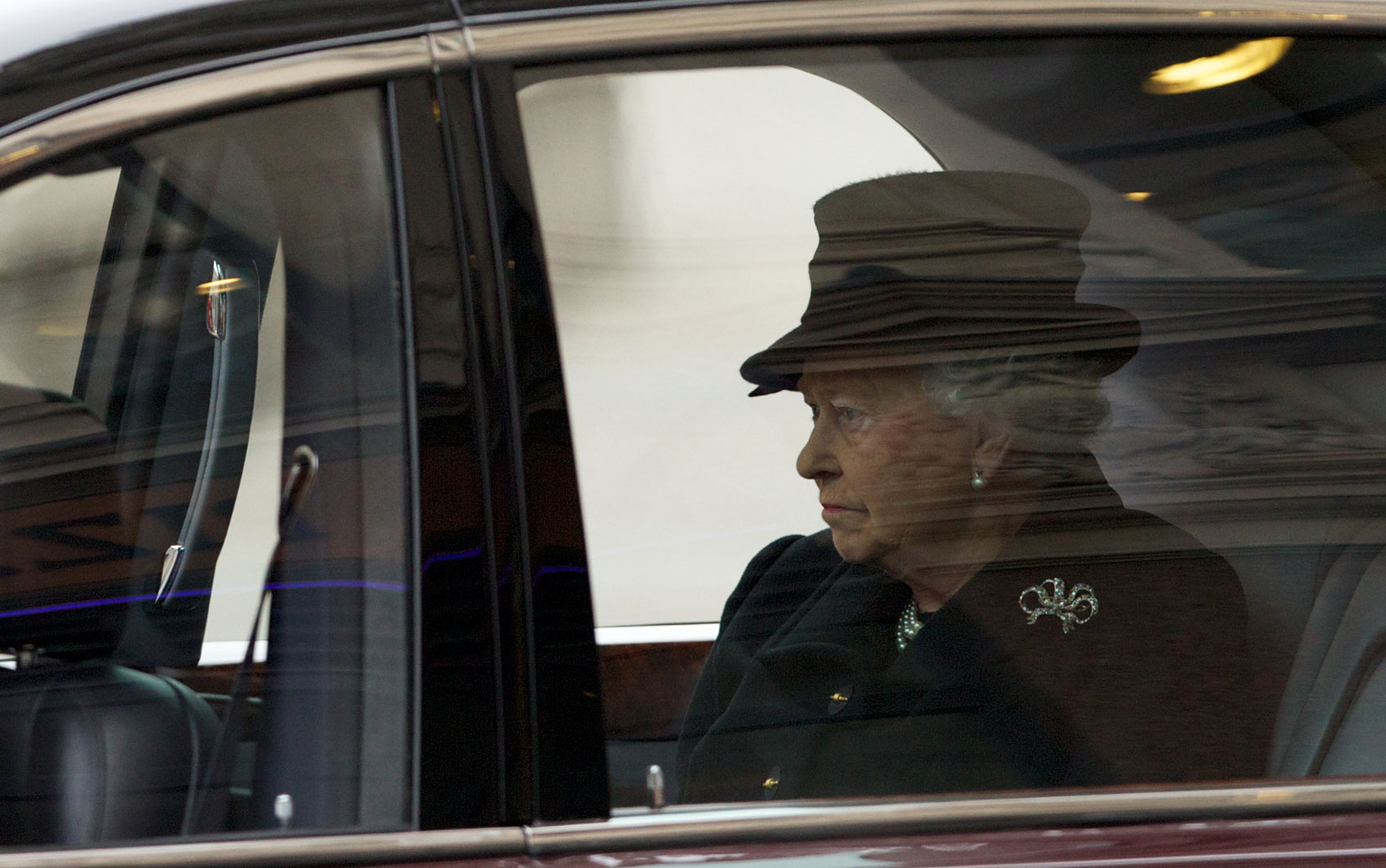 A rainha Elizabeth II chega para a cerimônia de adeus a Thatcher em Londres