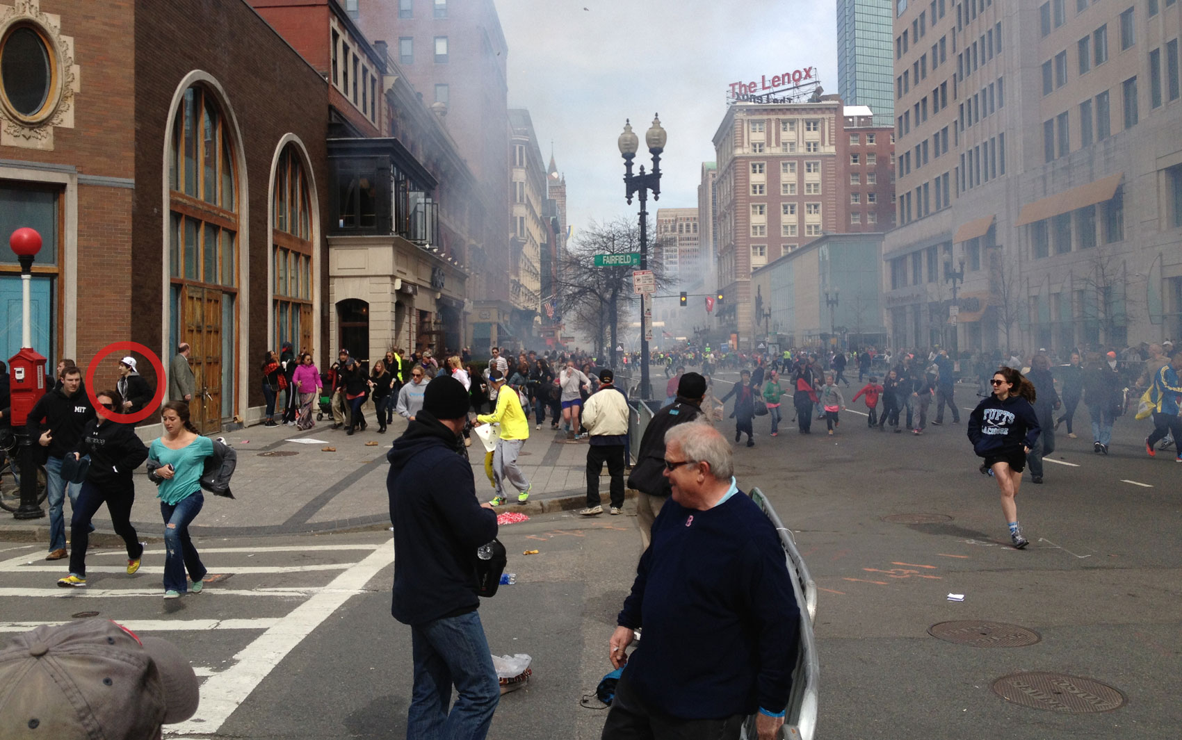 Foto de segunda-feira (15), dia do ataque, mostra Dzhokhar A. Tsarnaev, de 19 anos, à esquerda deixando a área das explosões. A imagem foi destacada pela agência Associated Press nesta sexta (15)