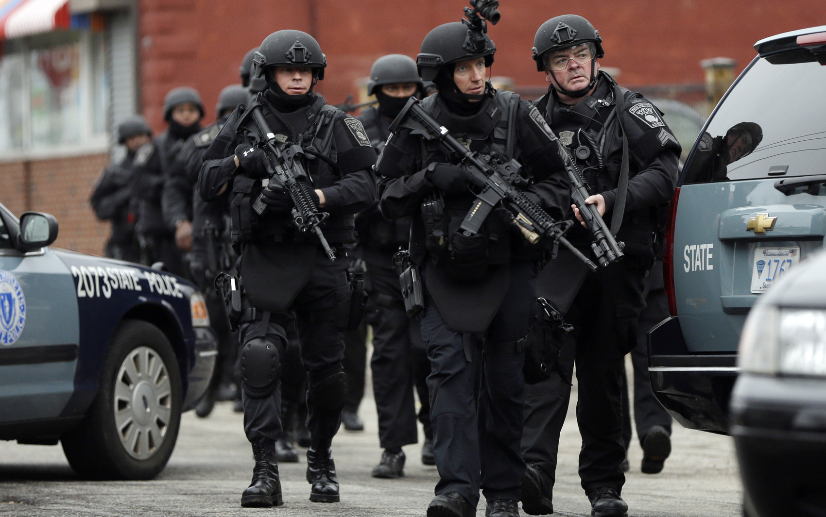 Policiais vasculham região em busca de suspeito pelos atentados em Boston.