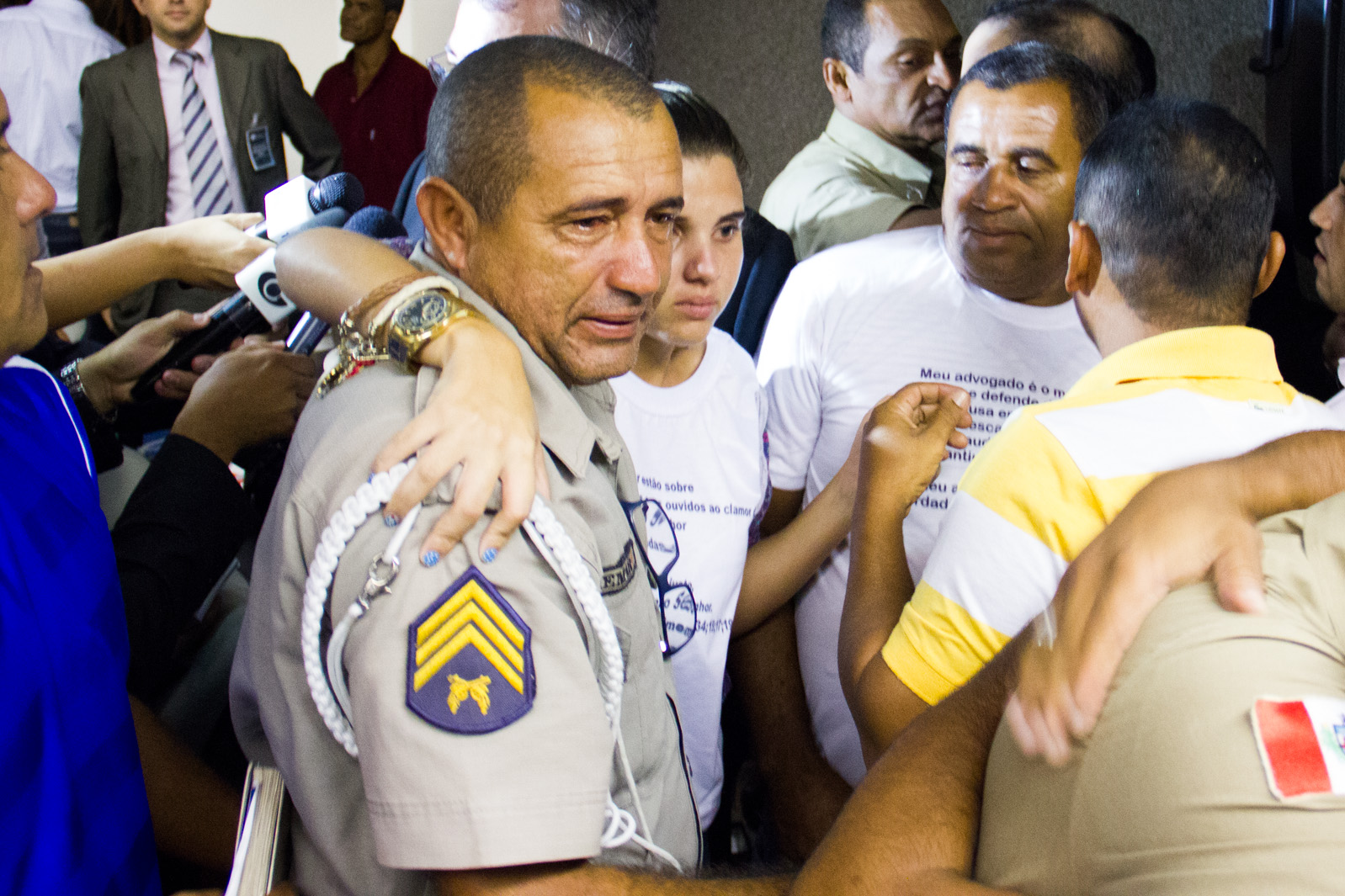 10/5/2013 - Josemar Faustino comemora absolvição com familiares.
