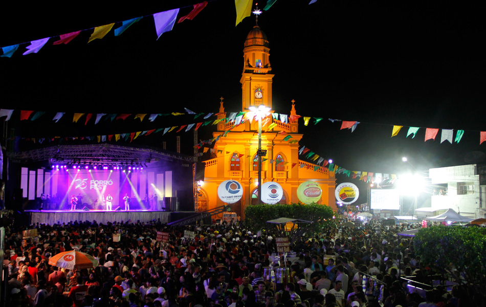 O festival levou centenas de pessoas à praça da cidade