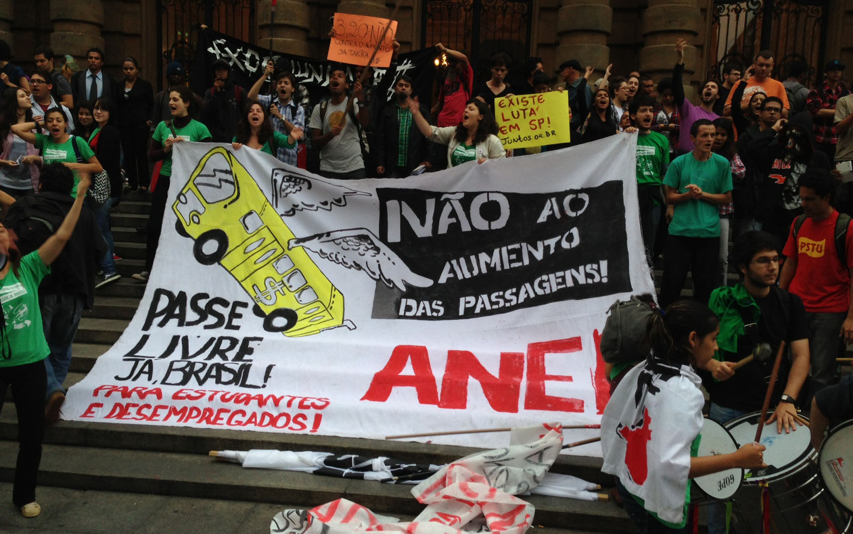 Manifestantes se concentram no centro de São paulo no quarto dia de protestos