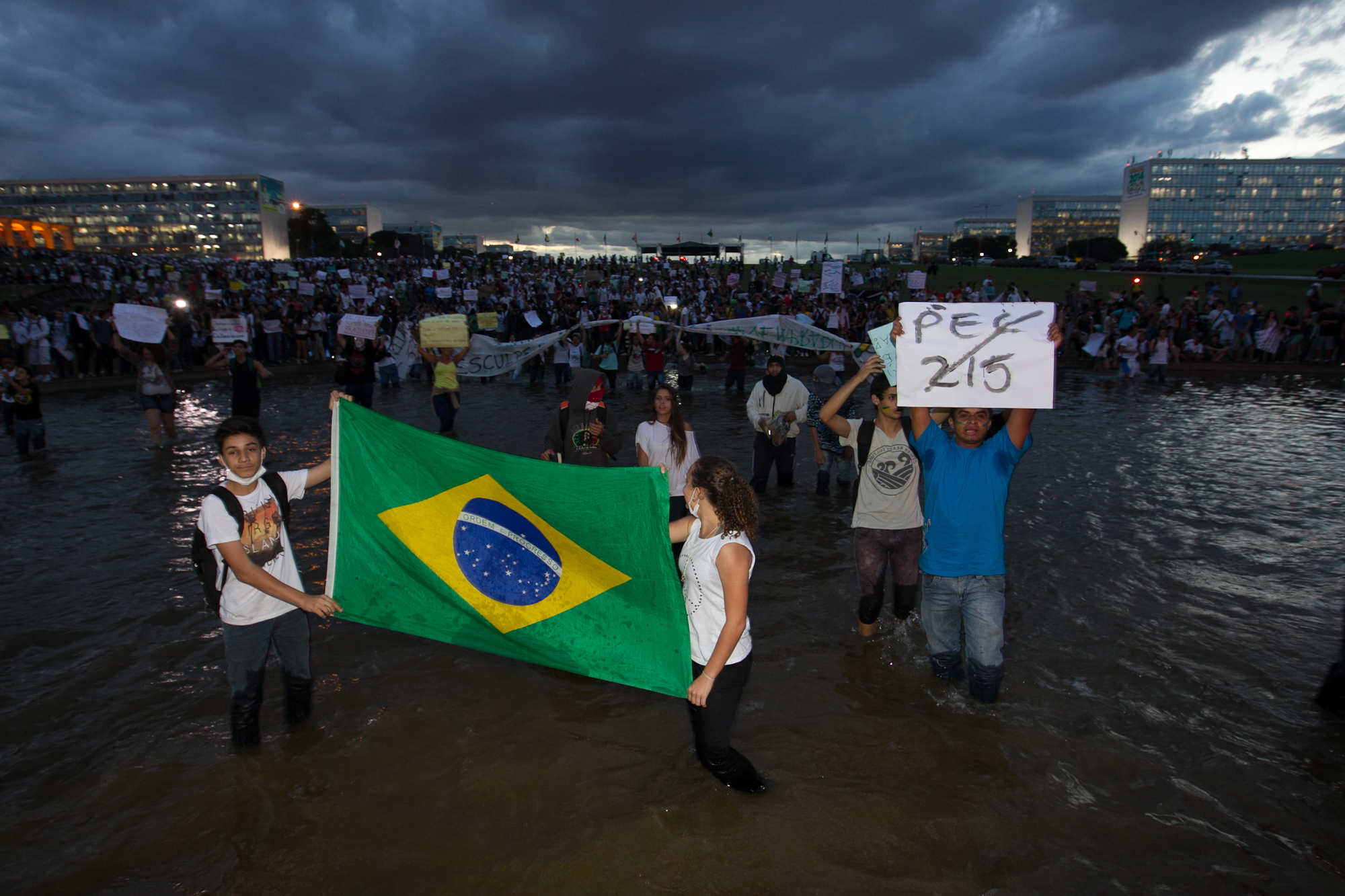 Manifestantes em frente à Esplanada dos Ministérios, em Brasília