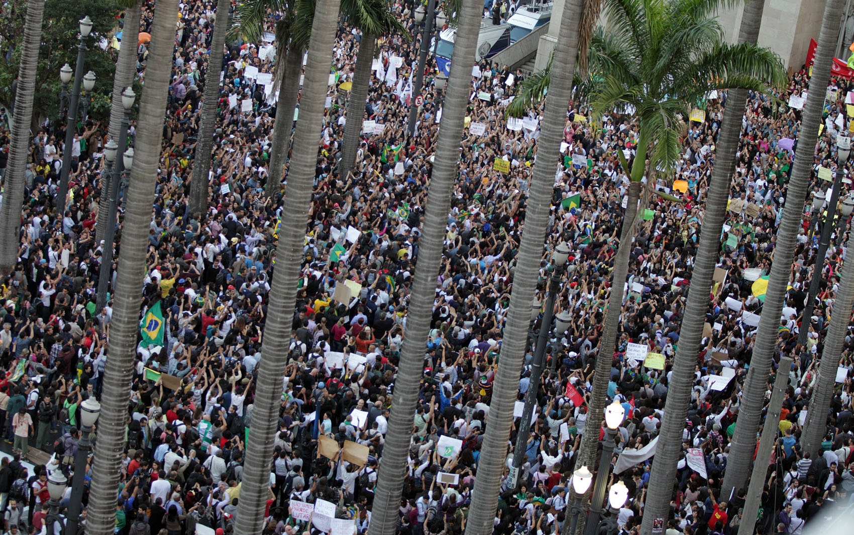 Milhares de pessoas se reuniram no 6° dia de protesto pelo aumento da tarifa em SP