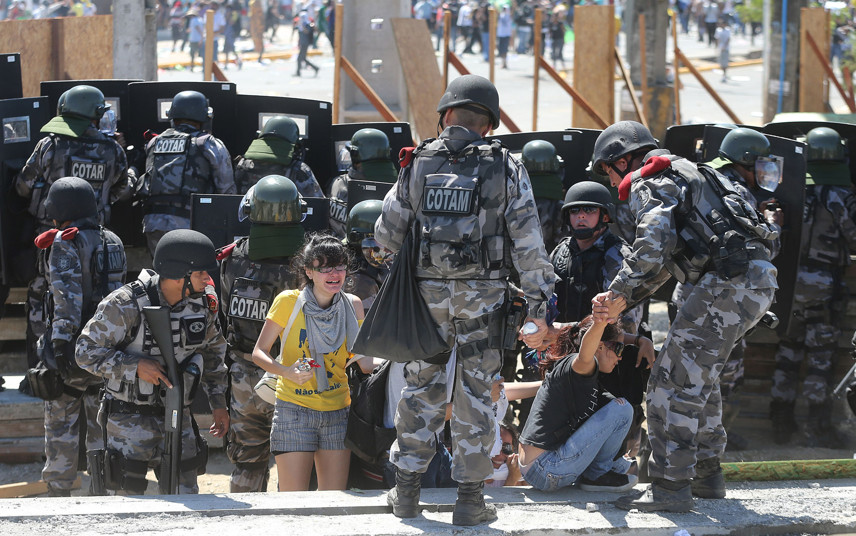 Policiais ajudam garotas nas proximidades do Castelão em Fortaleza