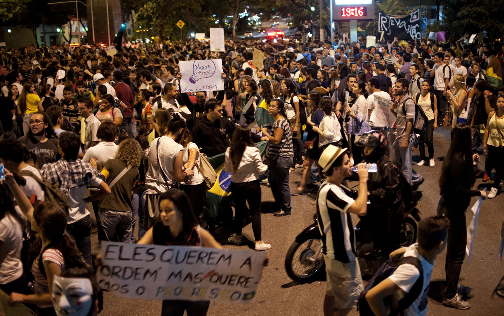 Belo Horizonte - manifestantes protestam em Belo Horizonte