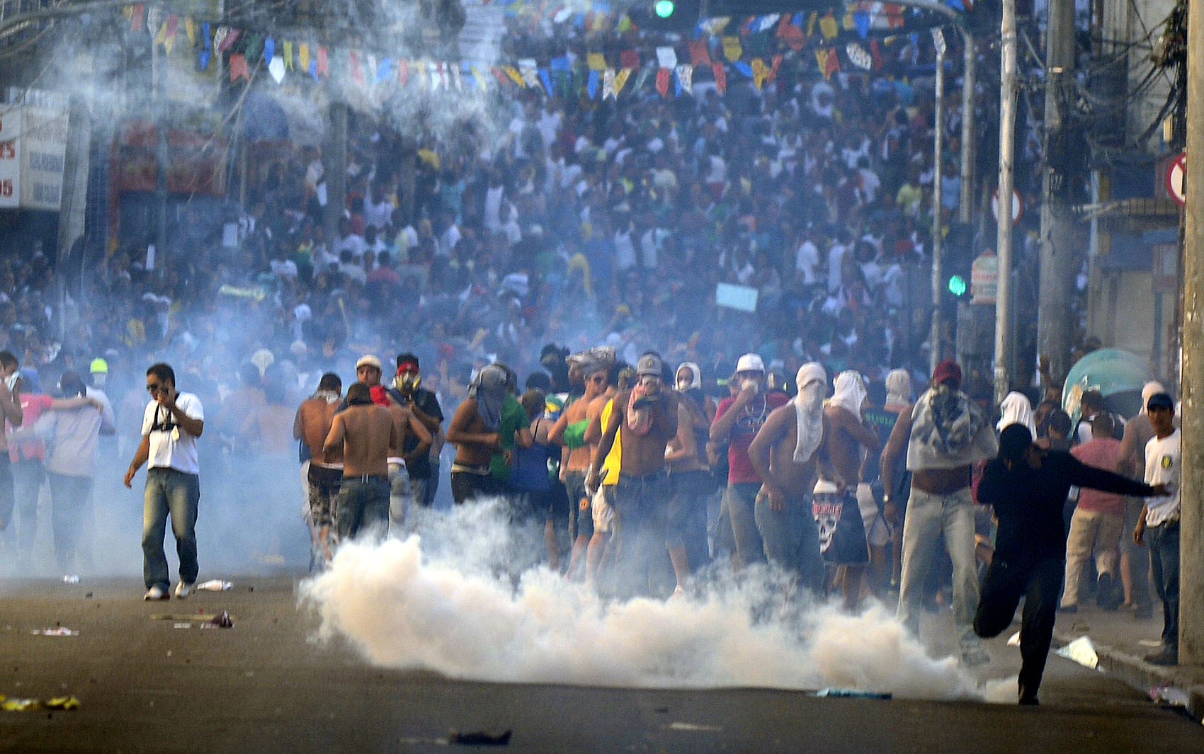 Salvador - Confusão entre manifestantes e polícia durante protesto