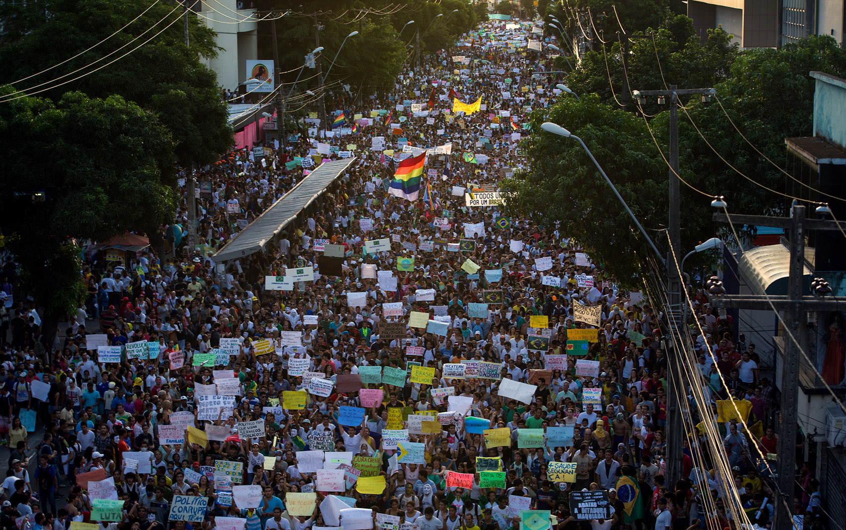 RECIFE - Manifestantes marcham pela Avenida Conde Boa Vista
