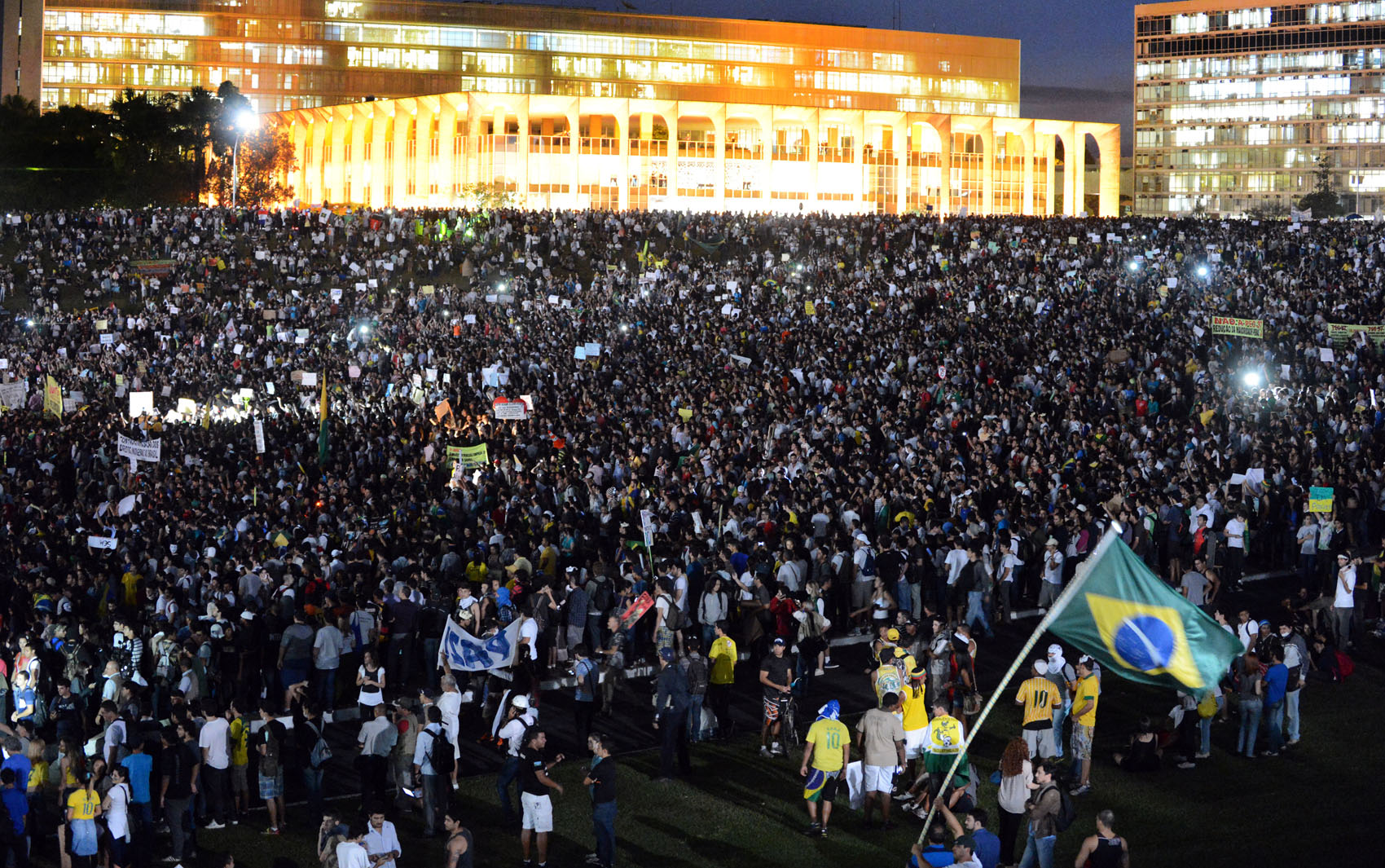 Brasília - Milhares manifestam na Esplanada dos Ministérios