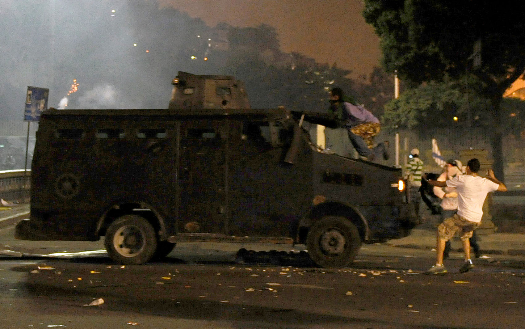 Rio de Janeiro - Homens enfrentam carro do Bope durante confronto no centro do Rio de Janeiro
