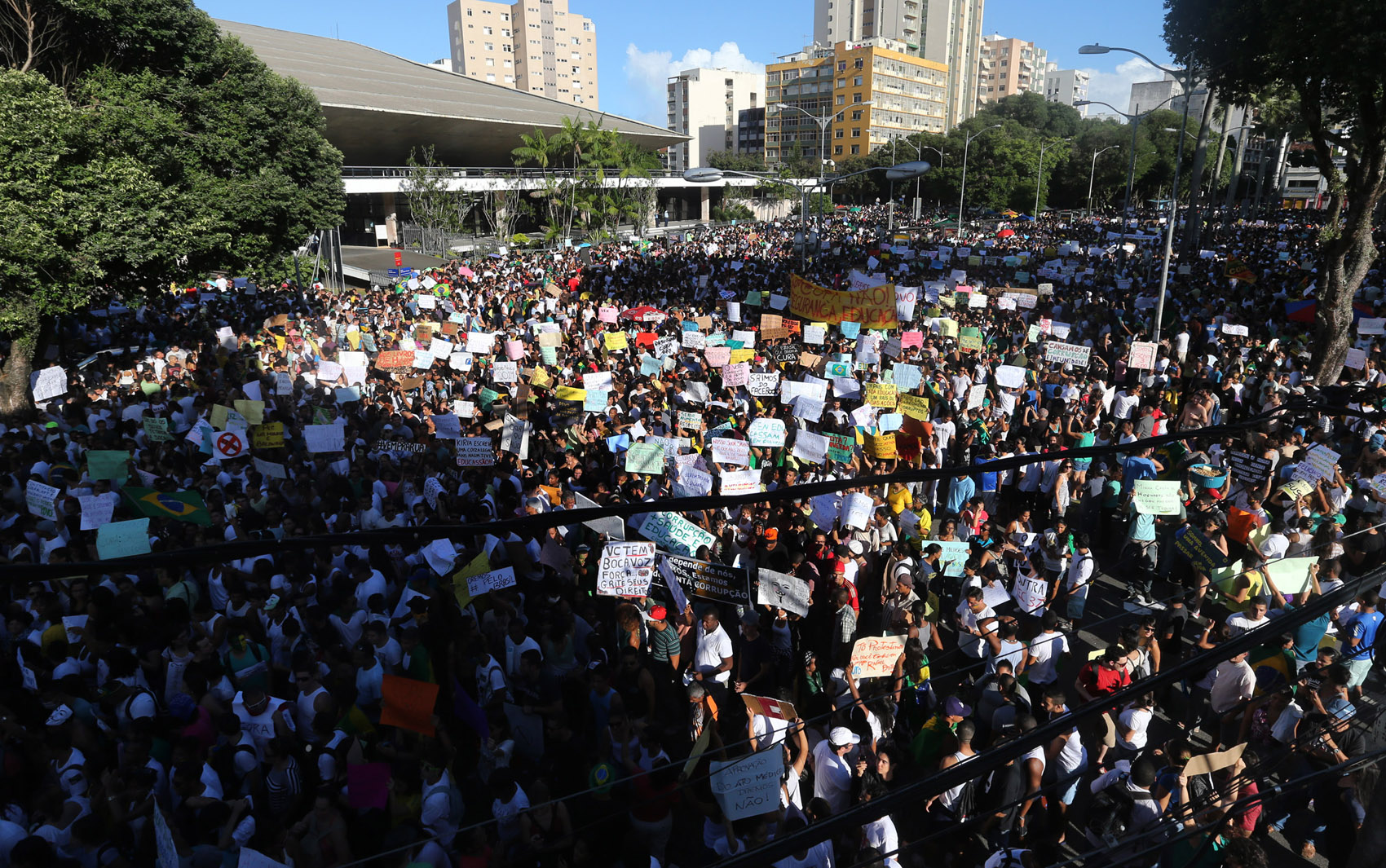 Salvador - Manifestantes saem da Praça Campo Grande na direção da Arena Fonte Nova