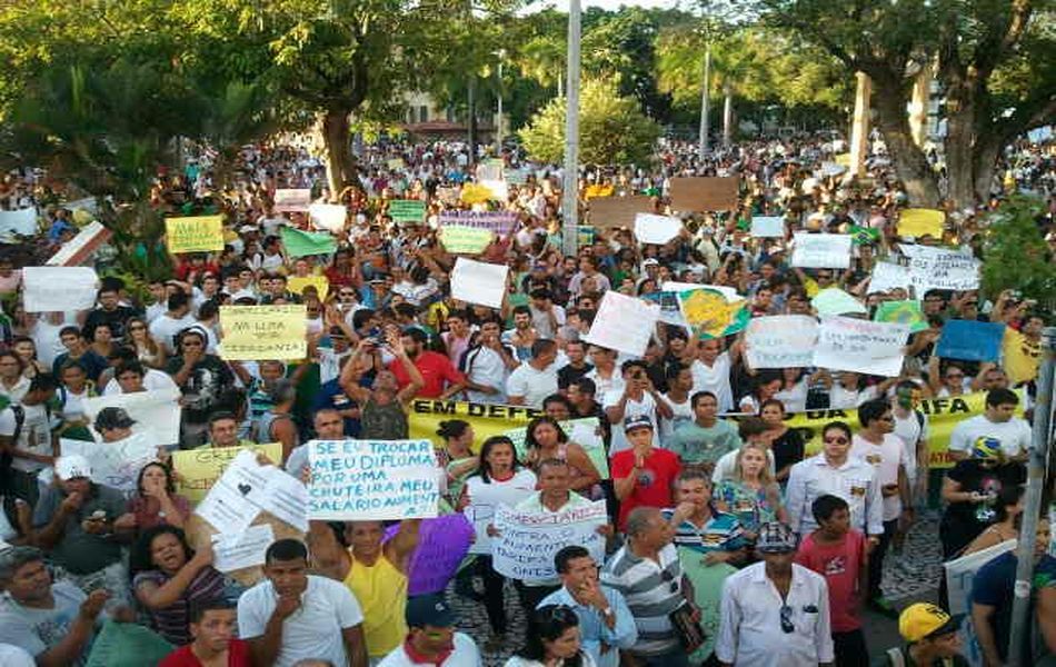 Aracaju - Aracajuanos protestam na praça Tobias Barreto 