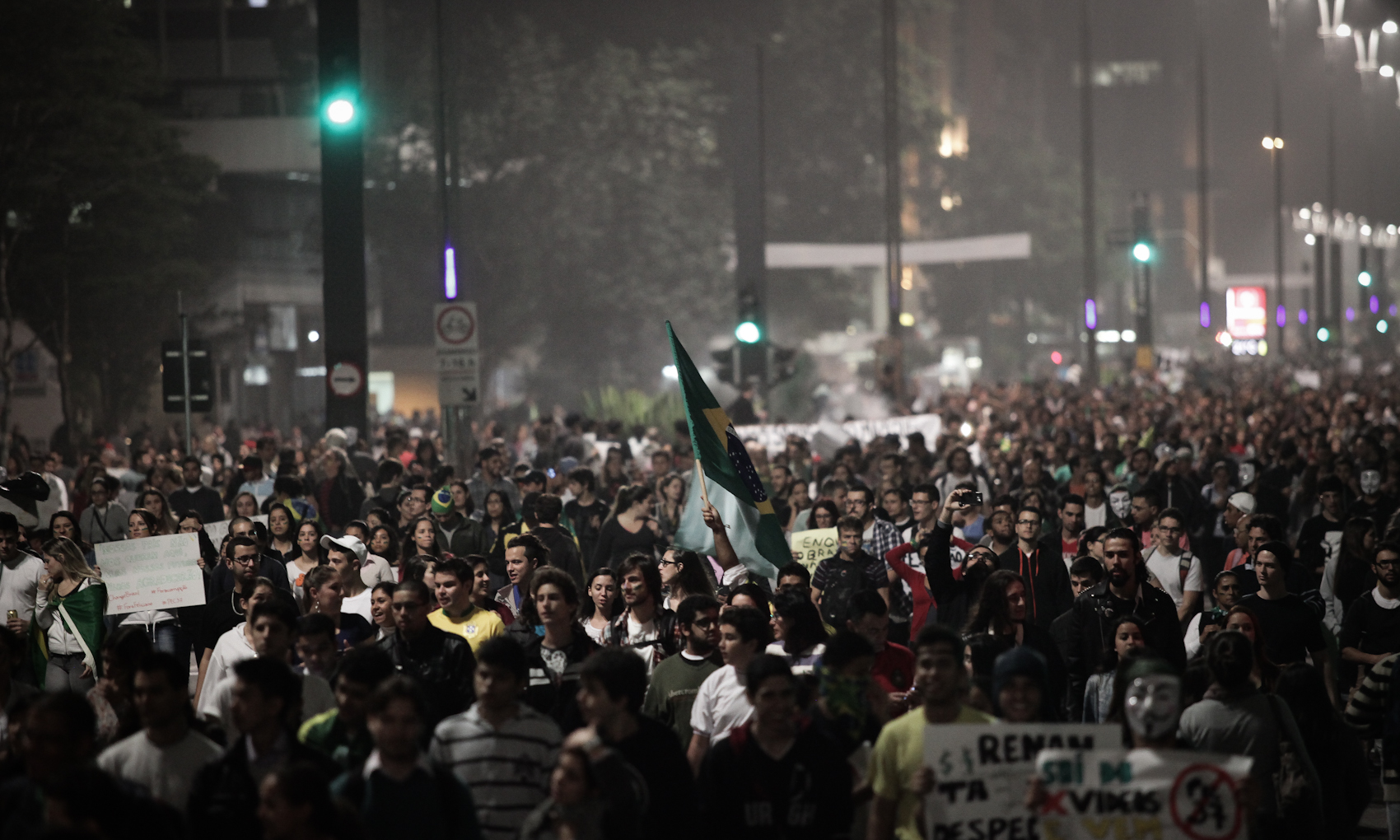 Multidão em protesto pela Avenida Paulista nesta quinta