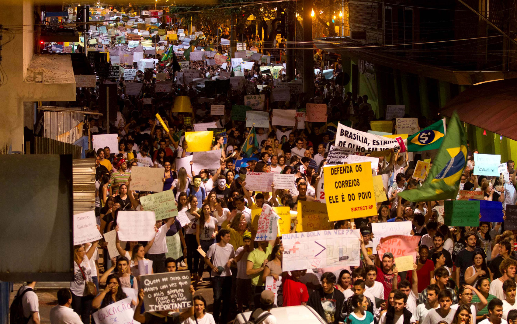 Ribeirão Preto - Centenas manifestam pelas ruas de Riberão Preto