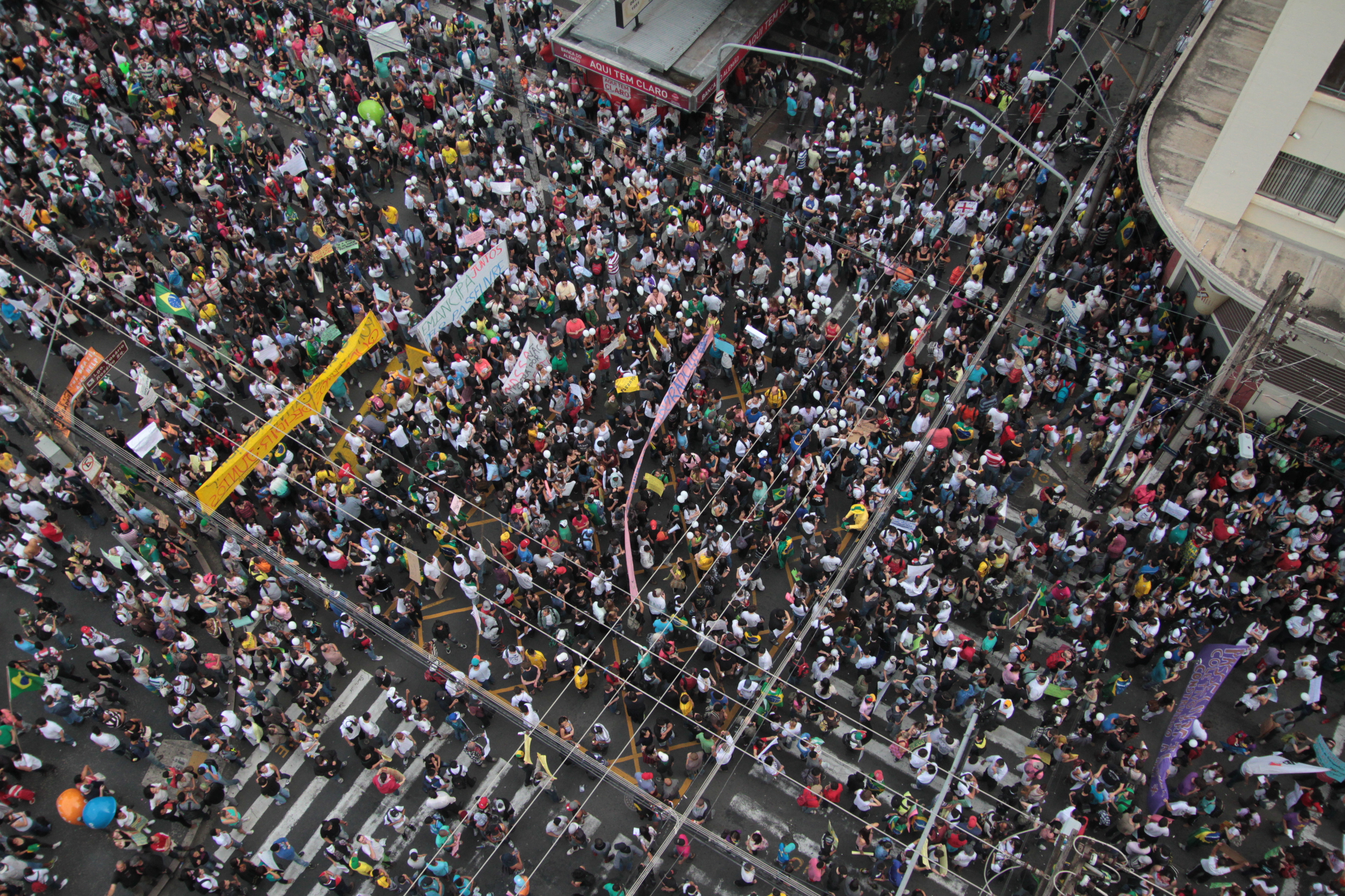 Campinas - Manifestantes se reúnem no Centro de Campinas em protesto contra o preço da passagem