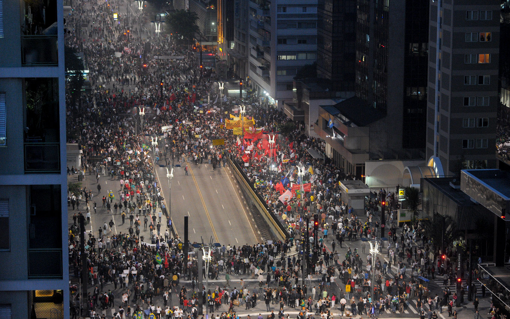 São Paulo - Milhares de pessoas se reúnem na Av. Paulista para 0 7° dia de protesto