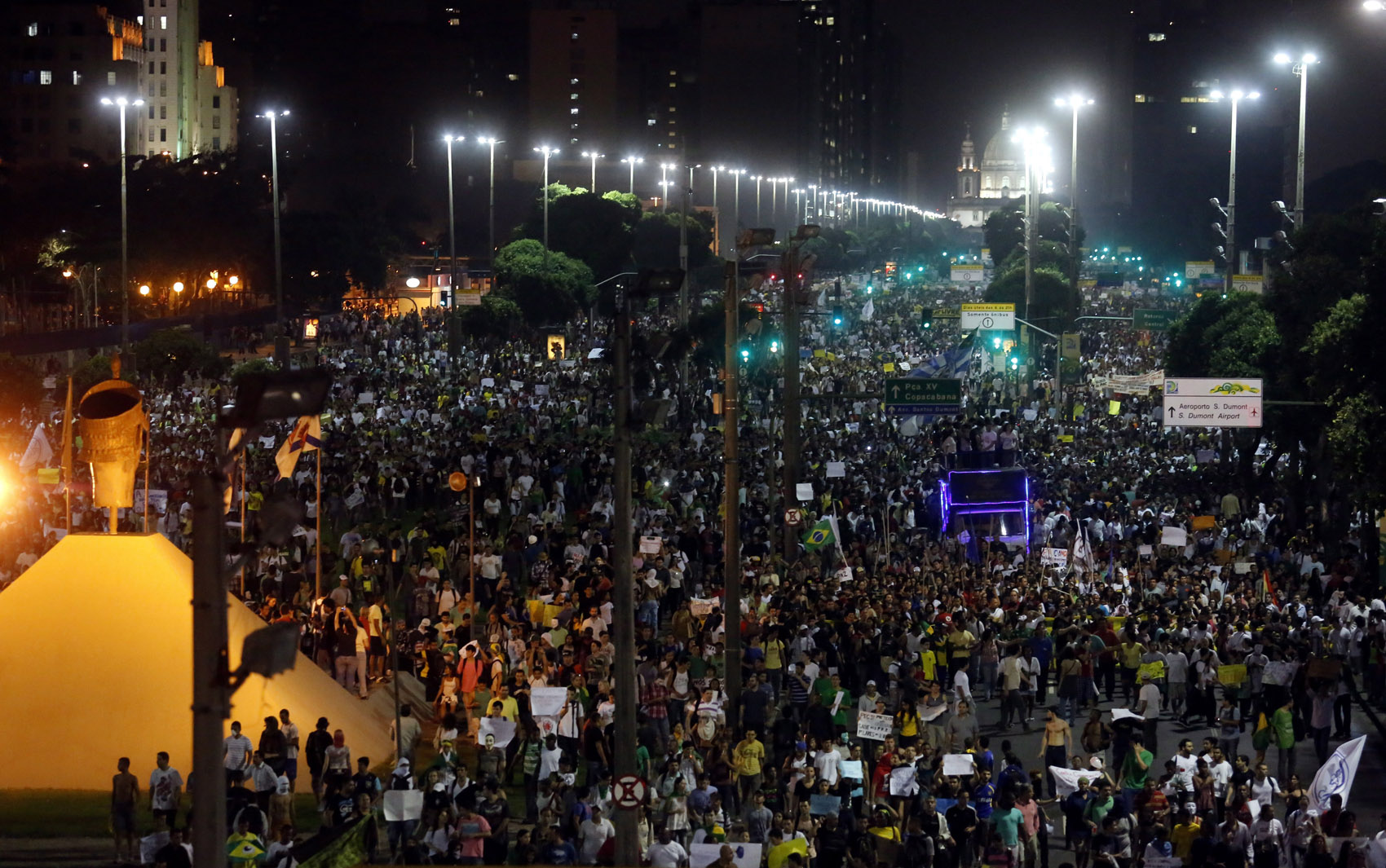 Rio de Janeiro - Multidão toma a Av. Presidente Vargas no RJ