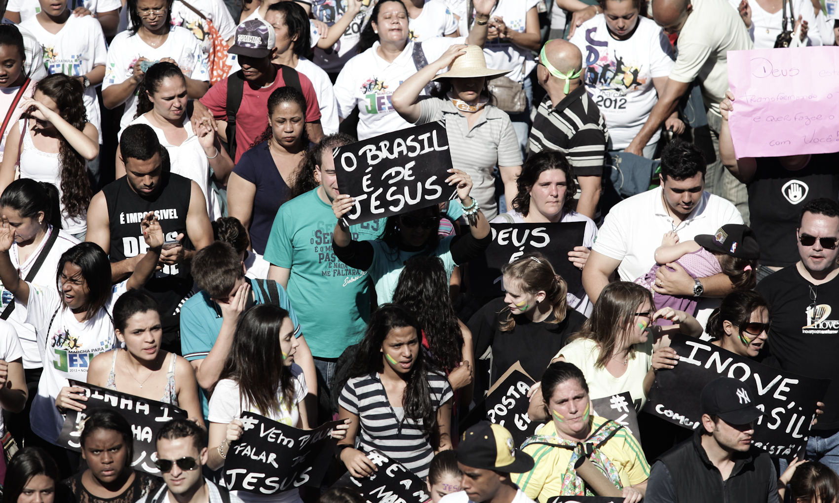 Pessoas carregam cartazes durante a Marcha para Jesus em São Paulo