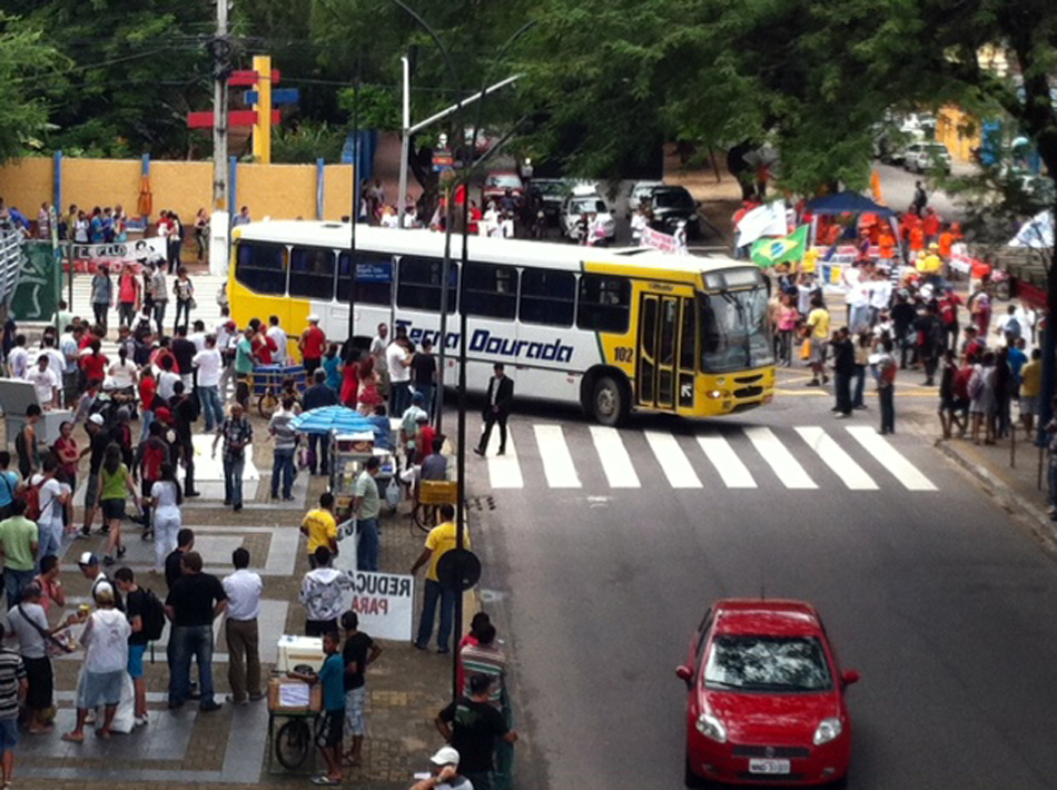 Em Natal, cruzamento das avenidas Bernardo Vieira e Salgado Filho é fechada por manifestantes #RN
