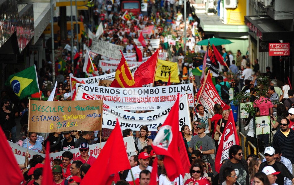 Passeata toma as ruas do Centro de Florianópolis nesta quinta-feira