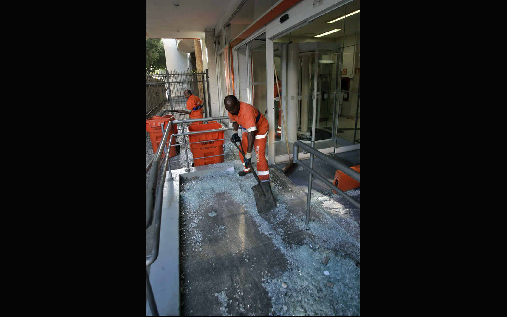 18/8 - Garis limpam vidro de agência bancária depredada durante protesto no Leblon