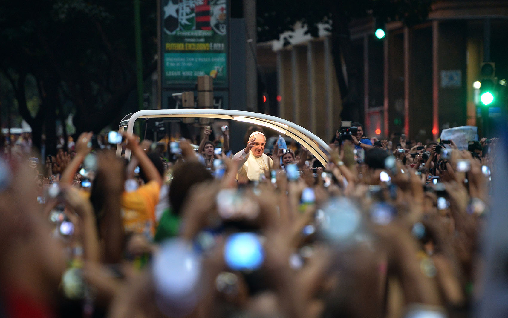 Multidão se aproxima do papamóvel para fotografar o Papa Francisco