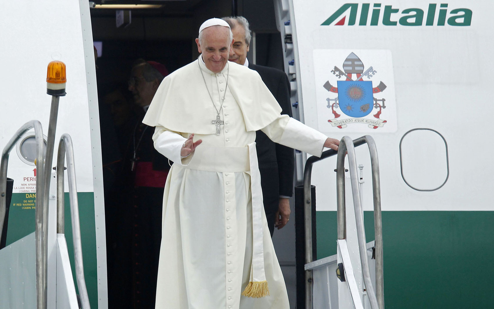 Papa Francisco deixa o avião que o trouxe da Itália para o Brasil