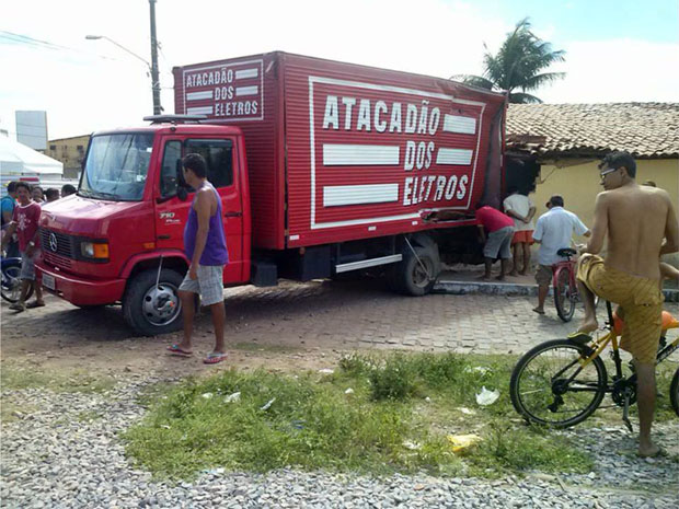 FOTOS: caminhão bate em trem e invade casa na zona Oeste de Natal - fotos  em Rio Grande do Norte - g1