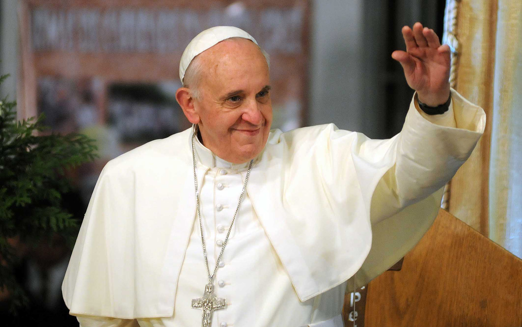 24/7 - Papa Francisco acena para os fiéis na zona norte do Rio de Janeiro
