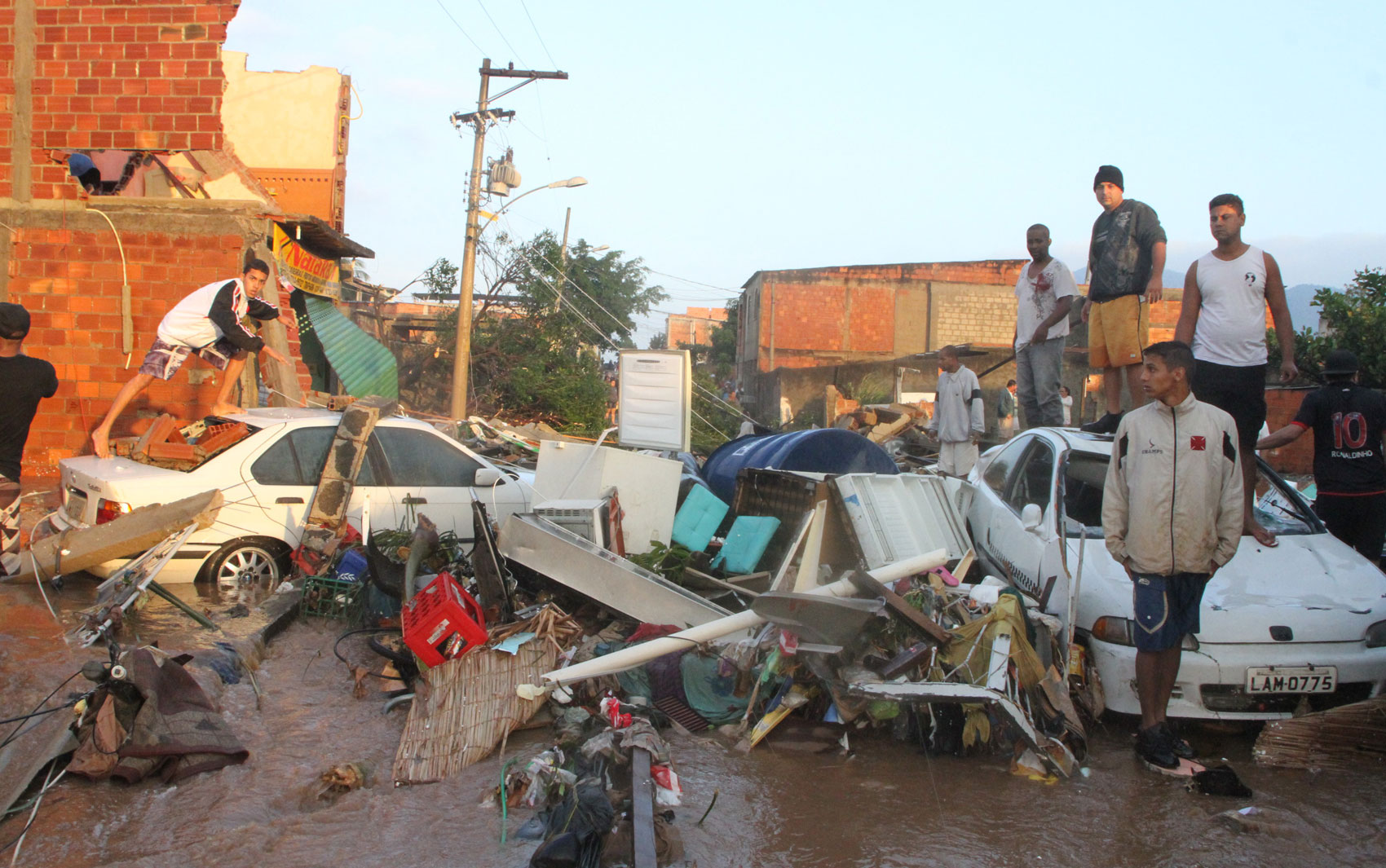 Casas e carros foram destruídos na madrugada desta terça-feira, atingidos por milhões de litros de água que jorraram da tubulação rompida