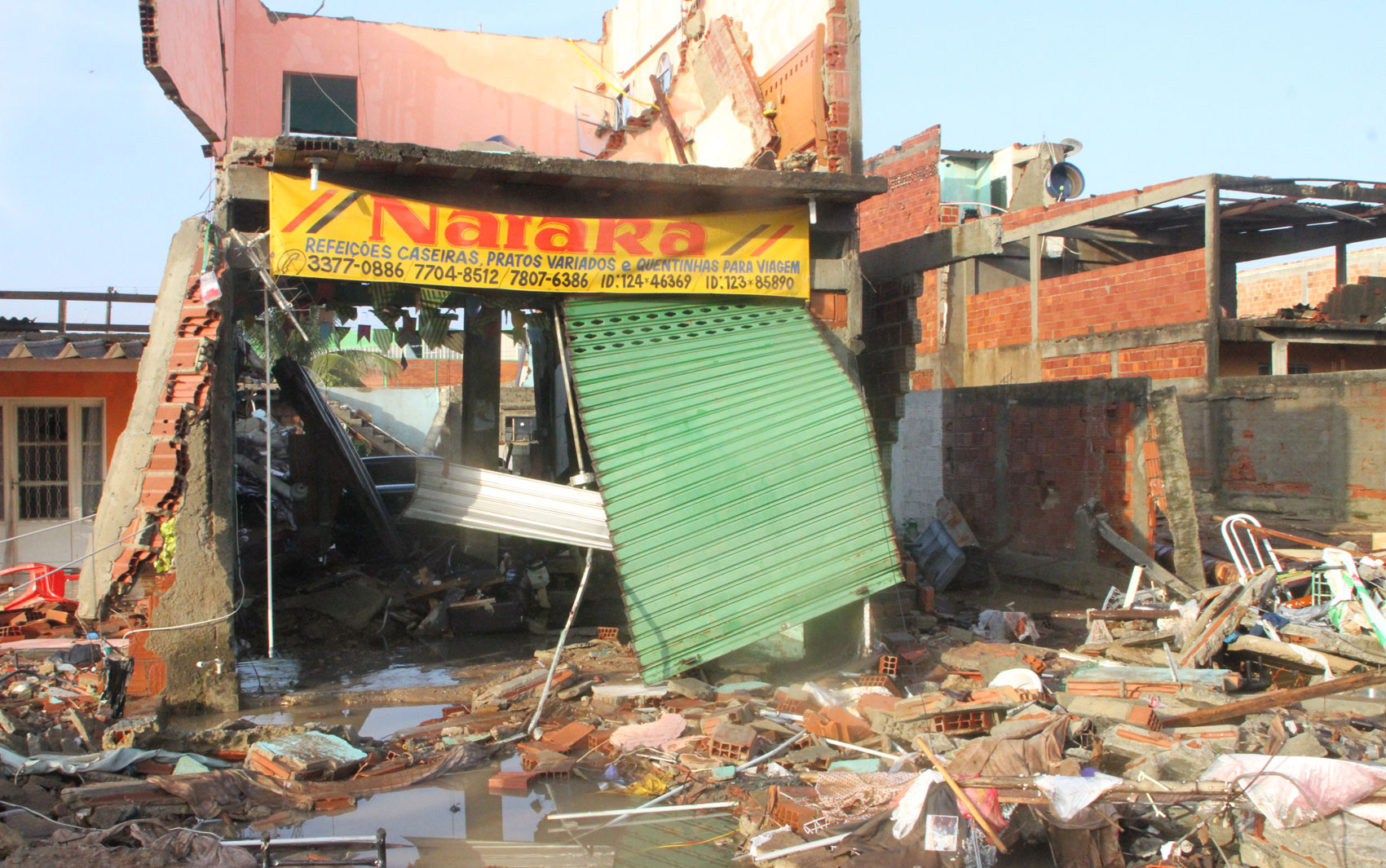 Casas e carros foram destruídos pela força da água em Campo Grande, Zona Oeste do Rio