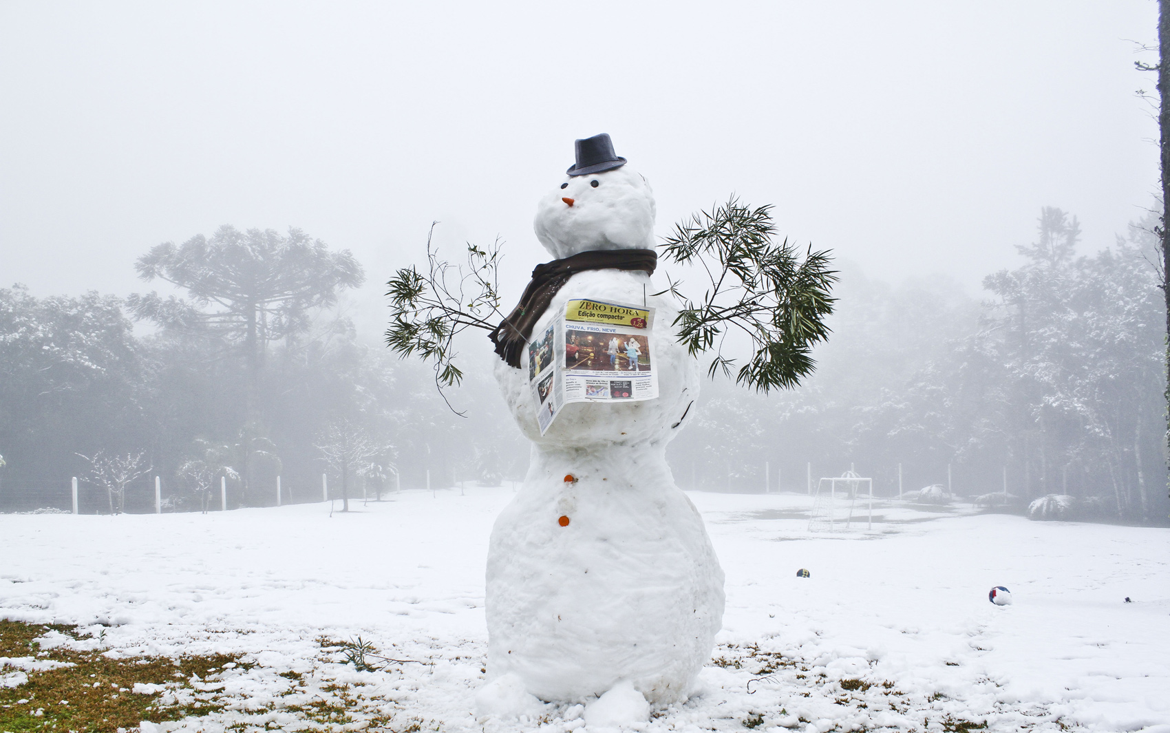 Boneco de neve de mais de 2 metros fotografado no bairro Carniel, em Gramado (RS), pelo gerente de marketing Célio Roberto Azevedo, de 35 anos