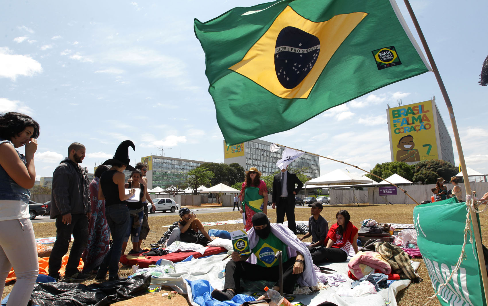 Ativistas  estão acampados na Esplanada dos Ministérios, em Brasília, próximo ao palanque onde a presidente Dilma Rousseff  deve assistir ao Desfile Militar de 7 de Setembro.