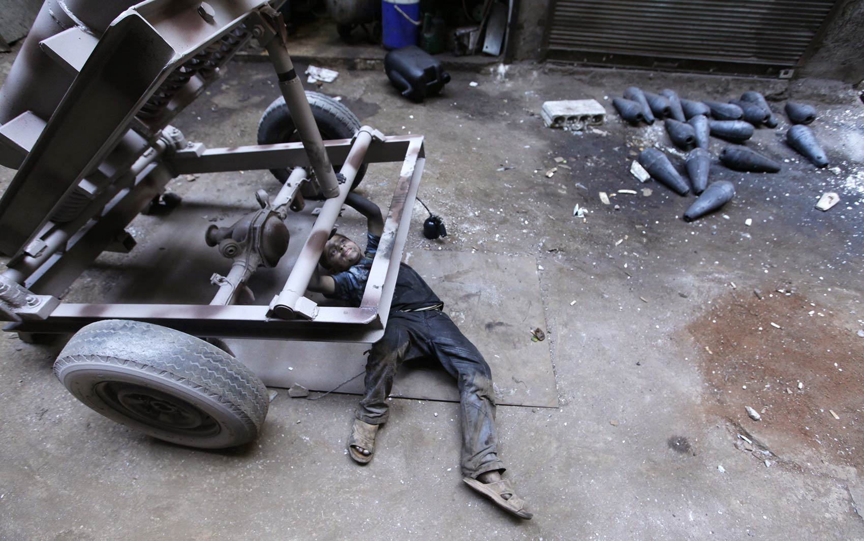 Em uma fábrica que fornece armamentos apra o Exército Livre da Síria em Aleppo, um jovem funcionário chama atenção preparando bombas e morteiros. Aos 10 anos, o jovem Issa ajuda seu pai na fábrica trabalhando 10 horas por dia, folgando apenas às sextas.