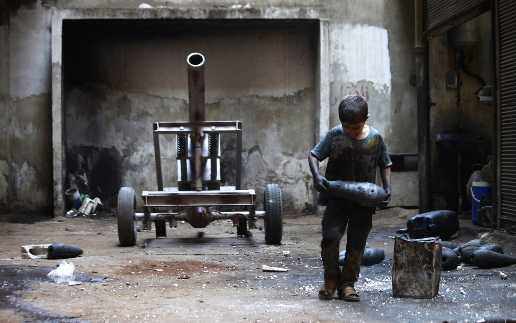 No Comments: Menino sírio de 10 anos ajuda o pai em fábrica rebelde de armas