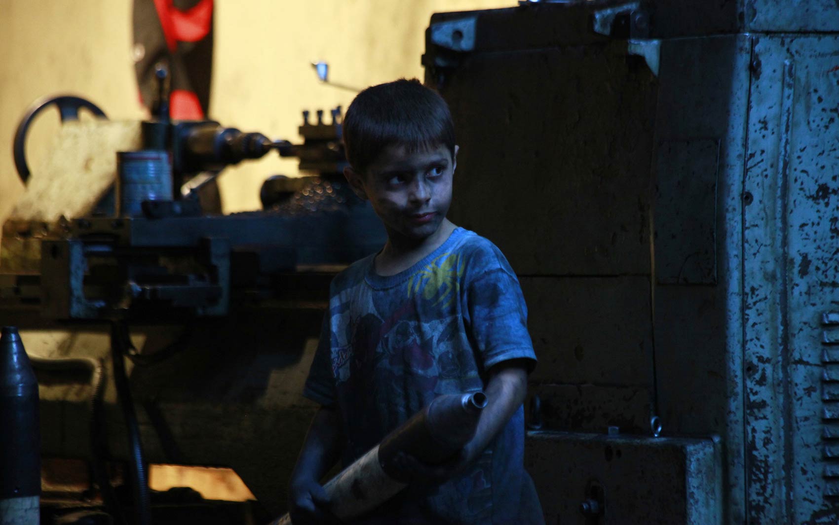 Em uma fábrica que fornece armamentos apra o Exército Livre da Síria em Aleppo, um jovem funcionário chama atenção preparando bombas e morteiros. Aos 10 anos, o jovem Issa ajuda seu pai na fábrica trabalhando 10 horas por dia, folgando apenas às sextas.