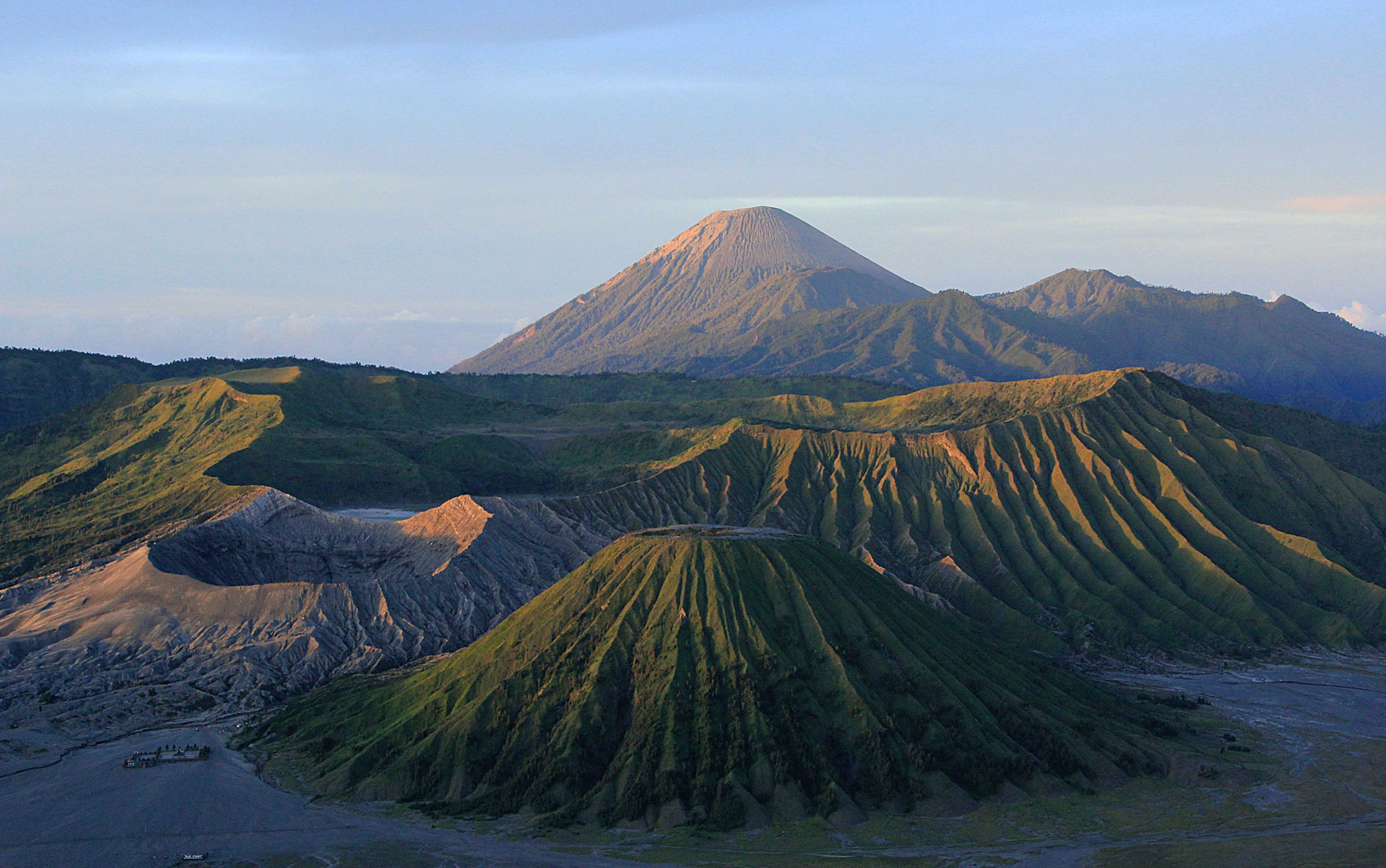 O internauta do G1 Robson Daniel Barbosa indica um passeio até dois vulcões na ilha de Java, na Indonésia; o vulcão ativo Bromo é a montanha mais baixa, à esquerda, na cor marrom