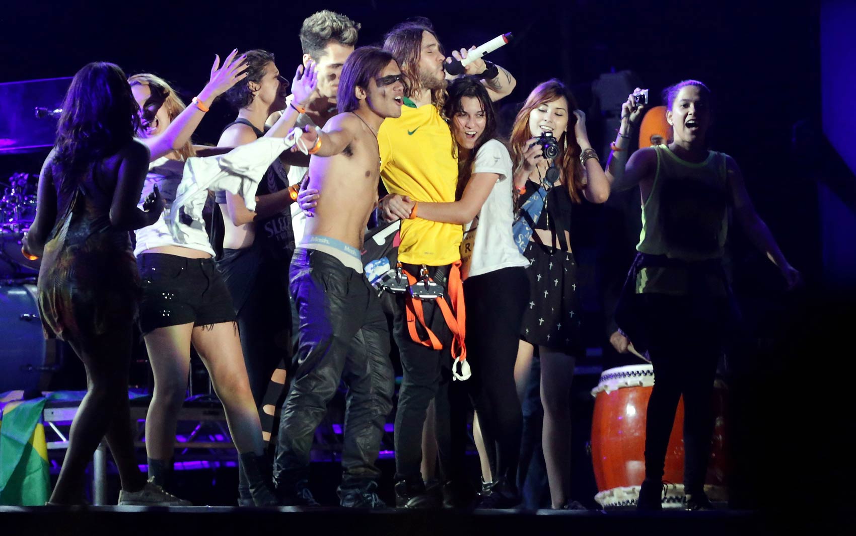 Fãs sobem no palco e agarram o vocalista Jared Leto enquanto cantam junto com o ídolo galã do 30 Seconds to Mars no Palco Mundo