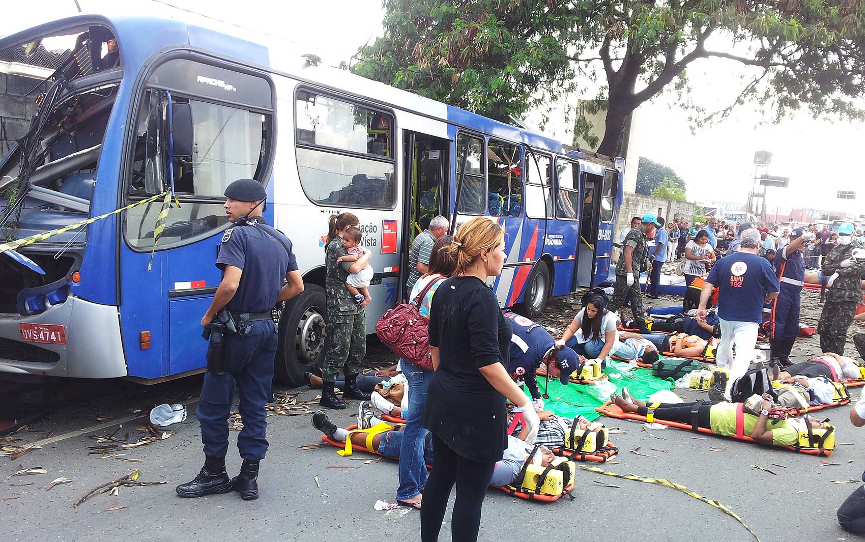 Acidente com ônibus deixa trânsito lento na Avenida Lix da Cunha, em Campinas