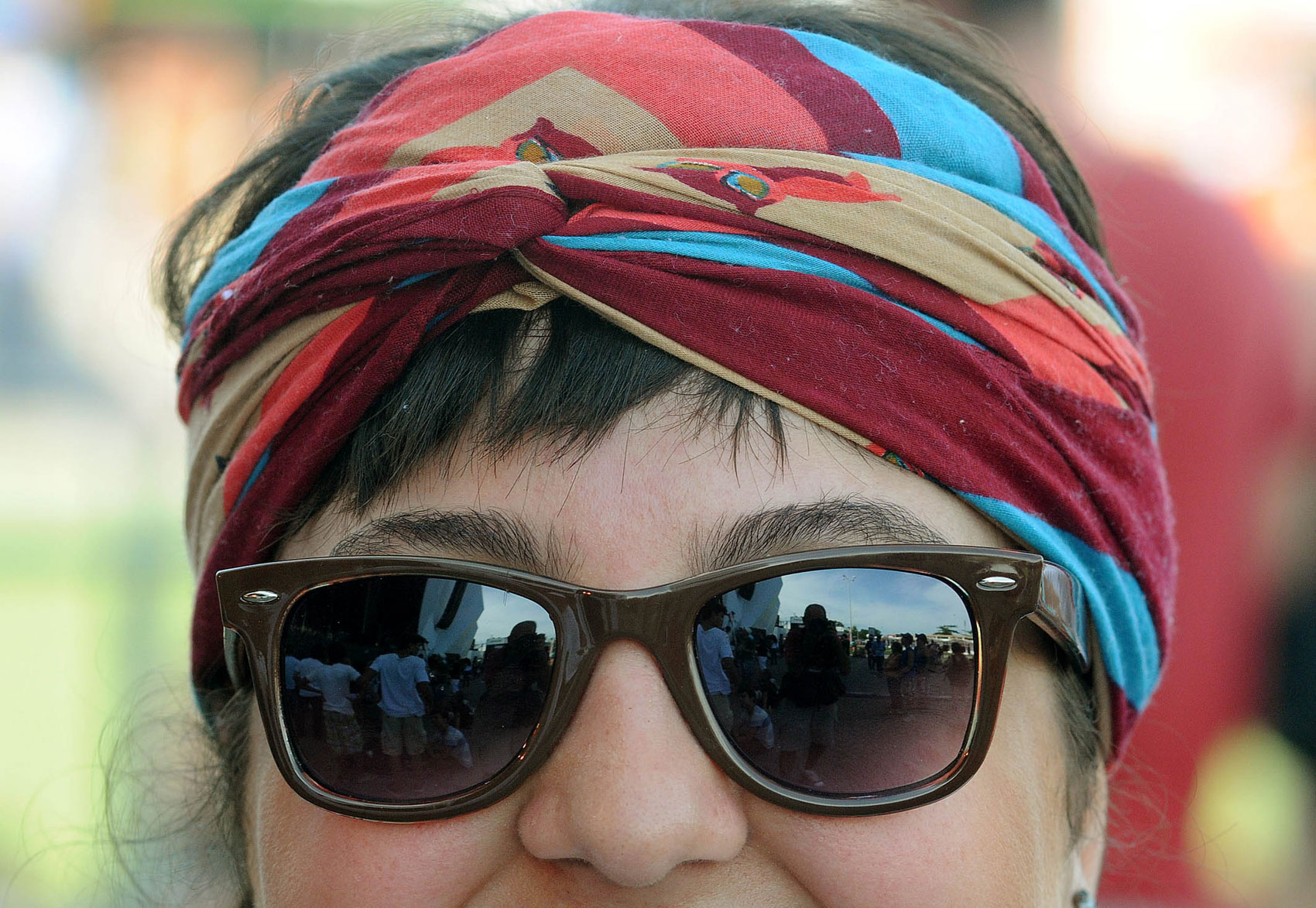Óculos de sol e lenço na cabeça viraram acessórios indispensáveis para as meninas que vão ao Rock in Rio